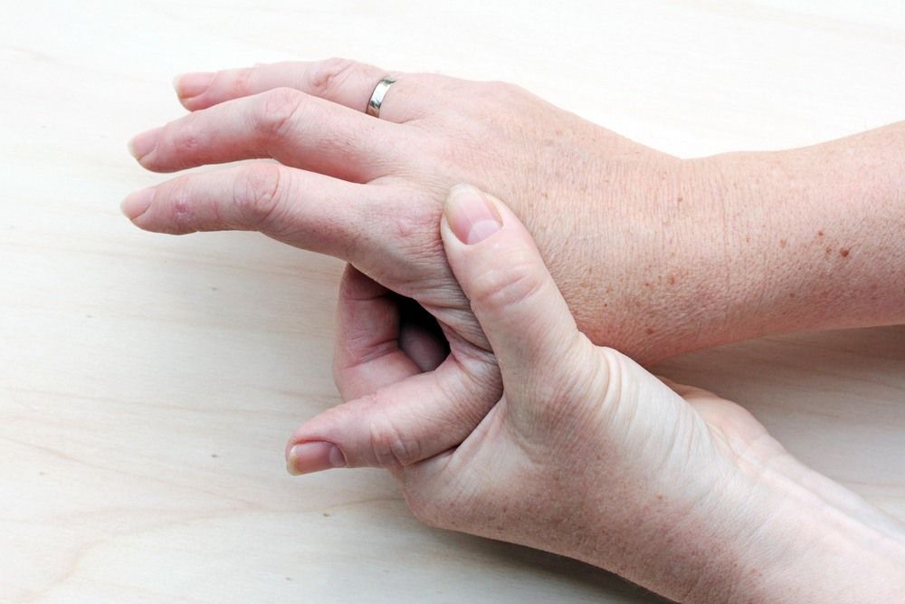Arthritic Fingers Guide: Symptoms Uncovered